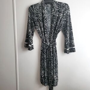 Robe Womens Zebra Print Size S/M Sleepwear Loungewear
